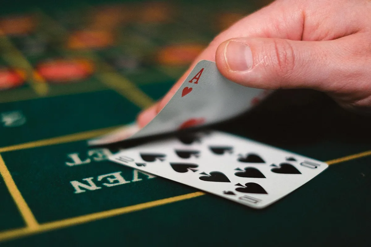 Live blackjack interactive side chat messaging feature